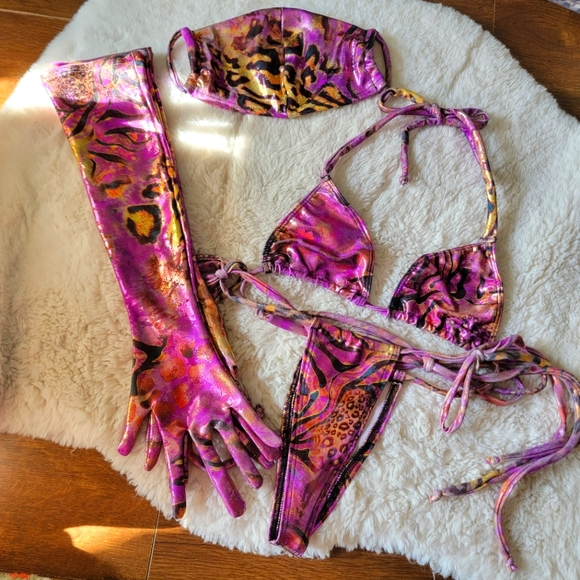 Adriana Sahar 'Dangerous' Metallic Rave Outfit - Picture 1 of 9